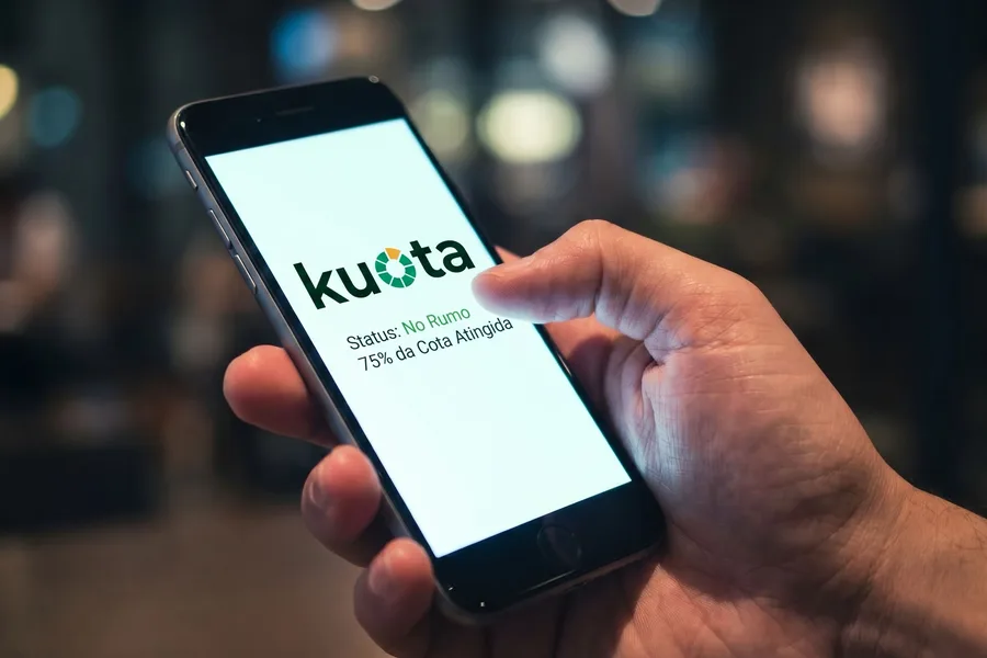 Mão segurando celular com o app Kuota mostrando 75% da cota atingida